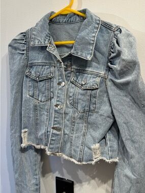 Women’s Light Blue Puff sleeve cropped Distressed Denim Jacket medium